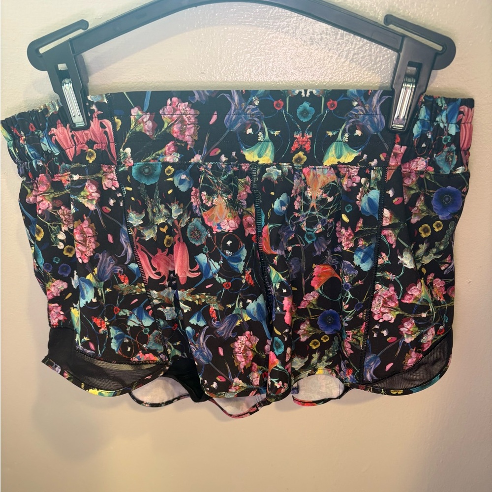 Excellent condition. Lululemon Hotty Hot High-Rise Lined Short 2.5"